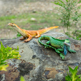SHAODIE iguana sculpture creates a striking walkway display