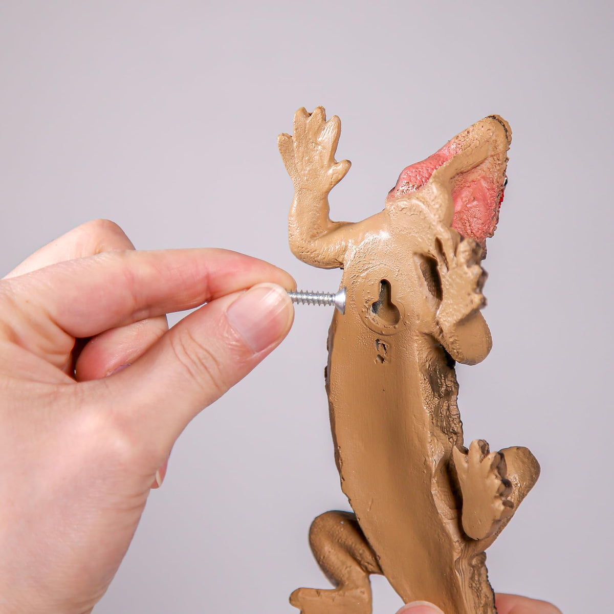 SHAODIE indoor display lizard statue offers a unique focal point.