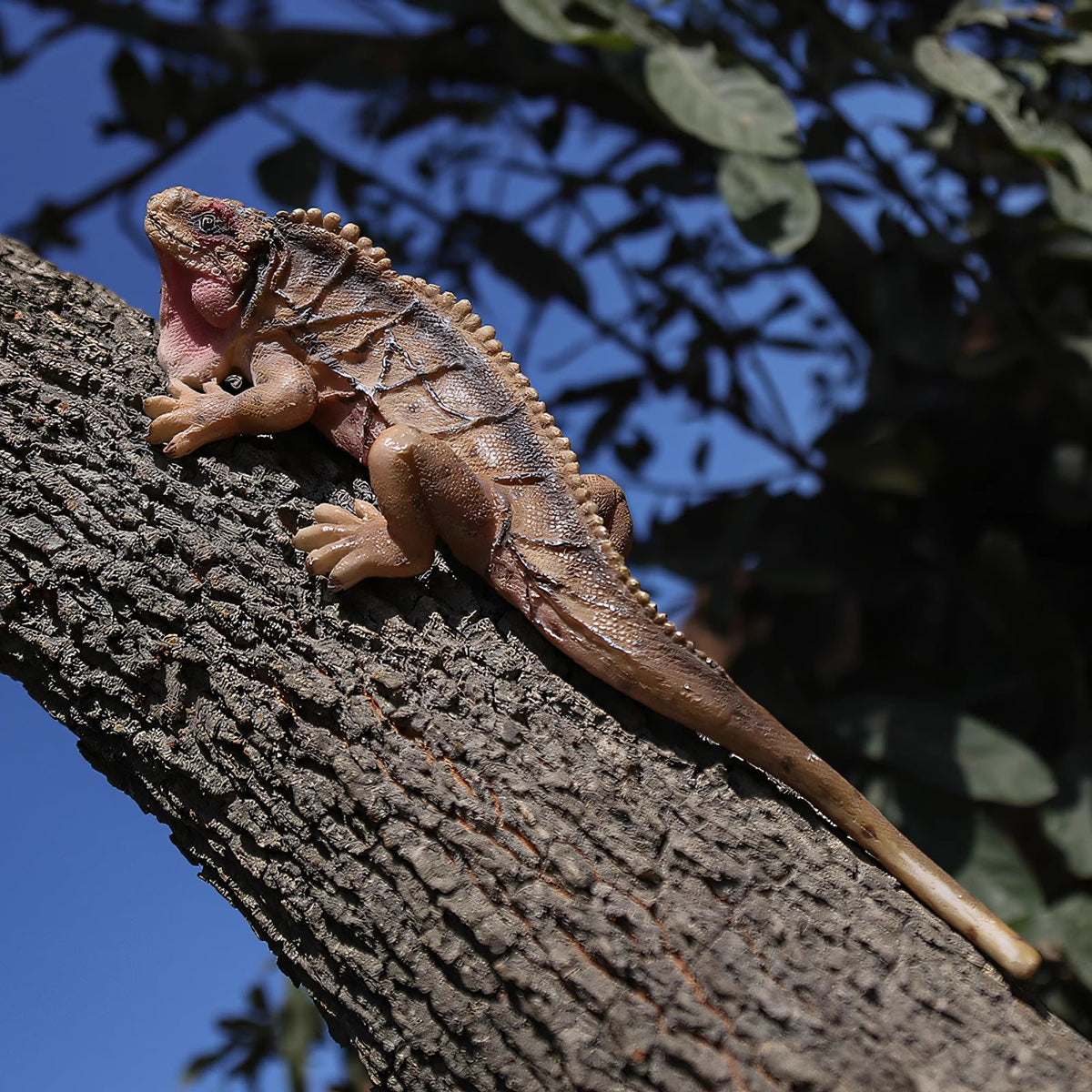 SHAODIE lizard statue on tree trunk provides durable outdoor decor.