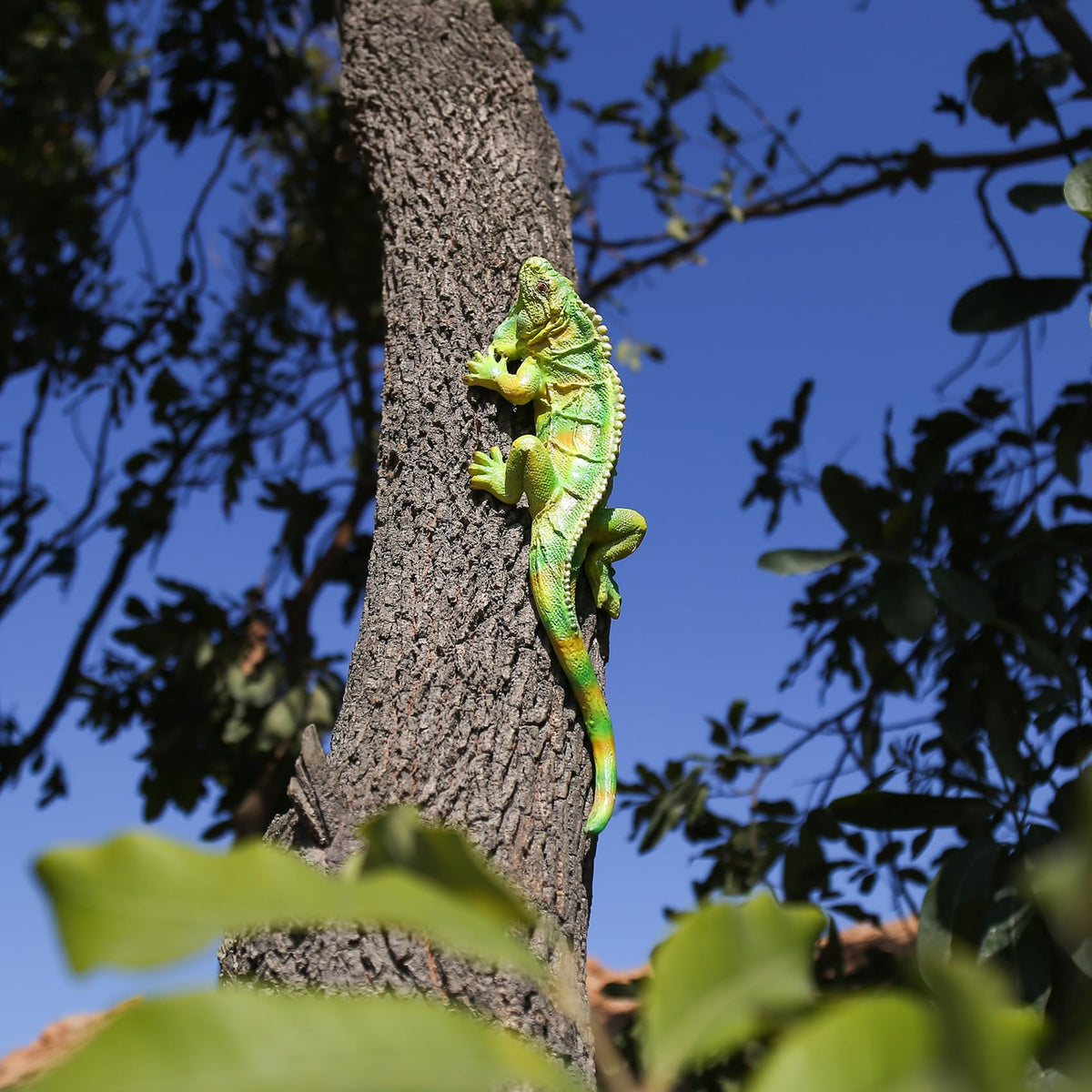 SHAODIE waterproof and sun-protected lizard statue for all-weather spaces.
