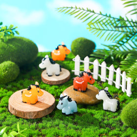 Shappy luminous mini horse figurines glow on cakes for whimsical celebration