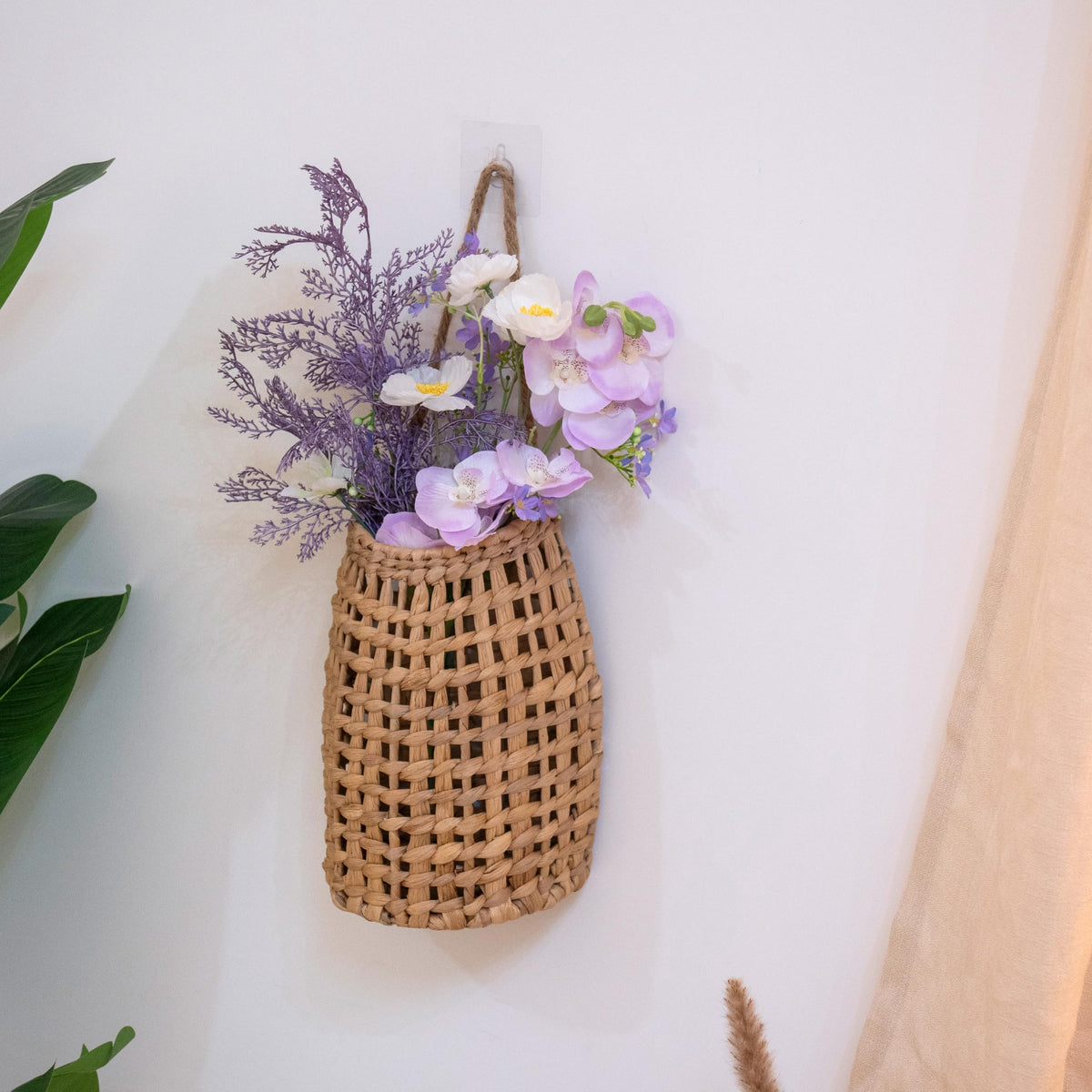 SHCMSADO artificial plant display in woven basket for shelf or wall