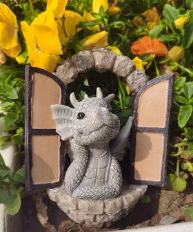 SHOWFEICAT dragon doorway ornament features a convenient open design for display.