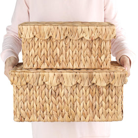 SIEUSALEVN hand-woven hyacinth basket with lid for neat storage.