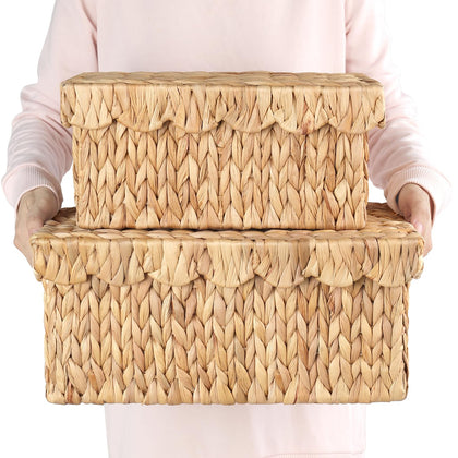 SIEUSALEVN hand-woven hyacinth basket with lid for neat storage.
