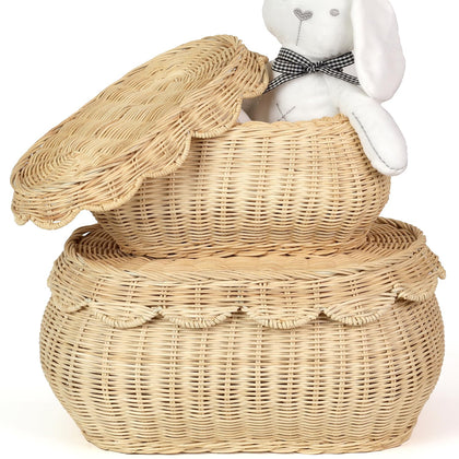 SIEUSALEVN scalloped rattan basket with lid, 2-piece set for tidy storage.
