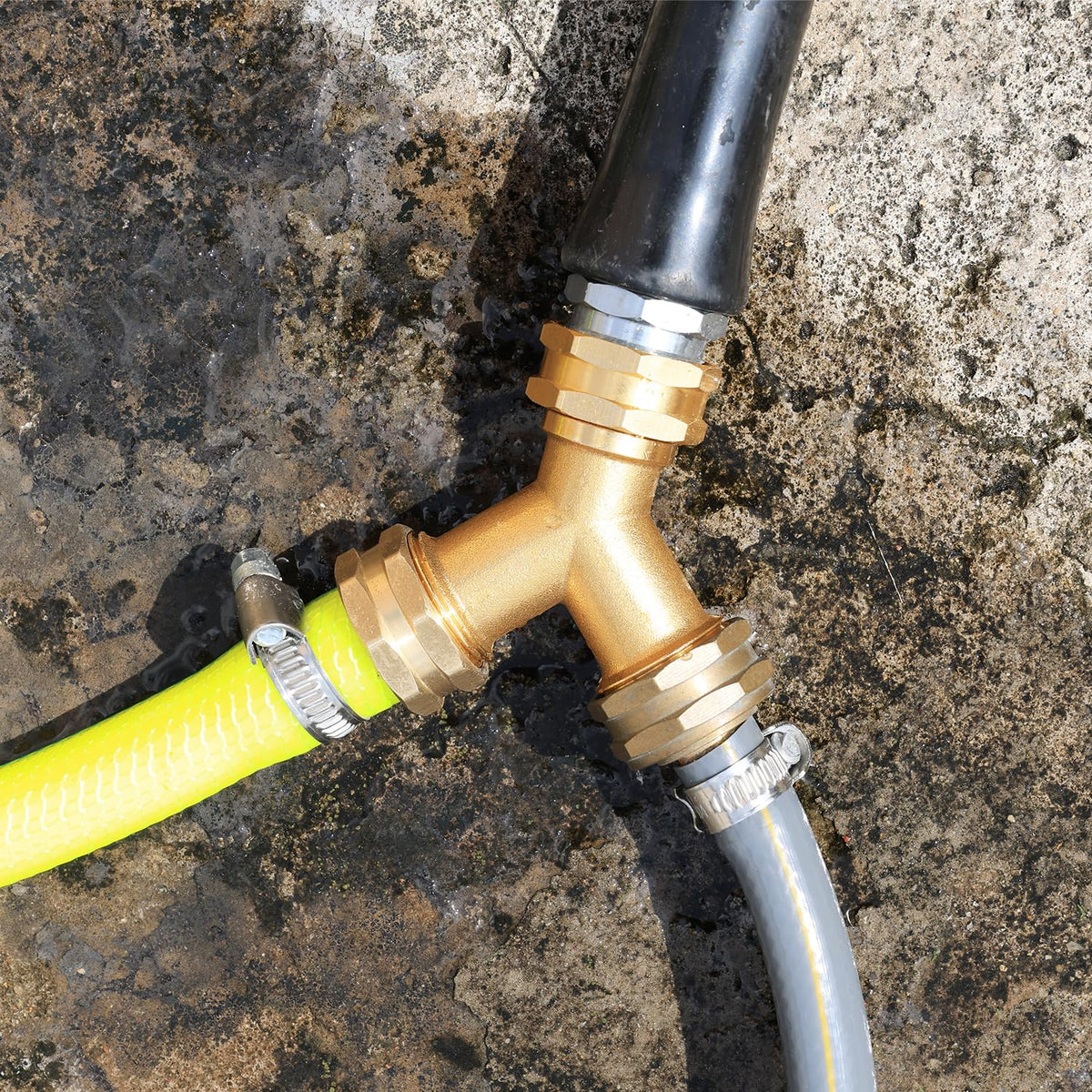 Siguranta garden hose splitter includes rubber rings for secure sealing.