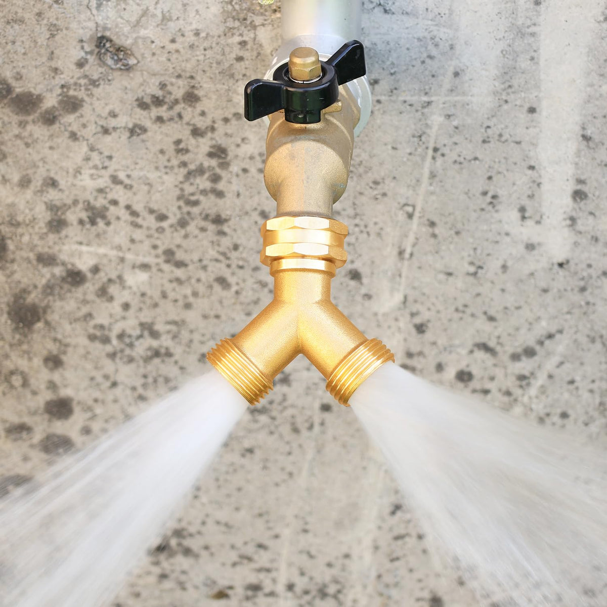 Siguranta garden hose splitter provides unrestricted flow while keeping pressure.