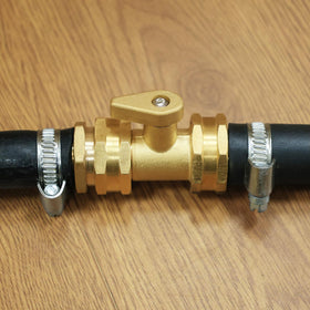 SIGURANTA outdoor watering control valve installed on a faucet for convenient shut-off.