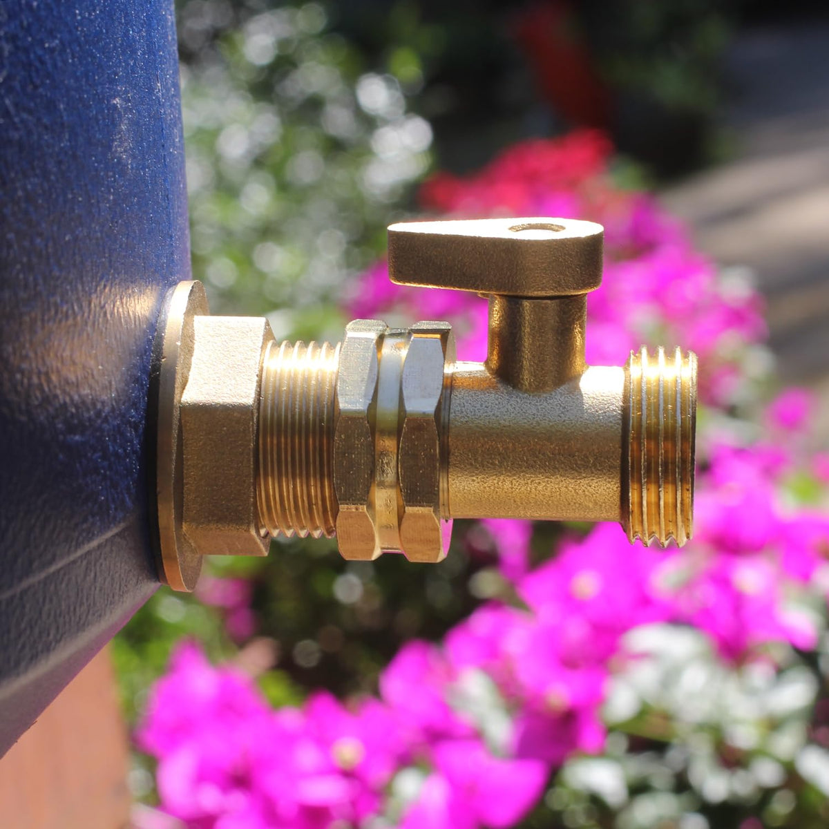 SIGURANTA valve used with nozzle or sprinkler for targeted garden watering.