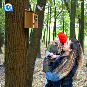 SISTERBIRD bluebird house easy installation: pre-drilled hole and rustproof hardware included.