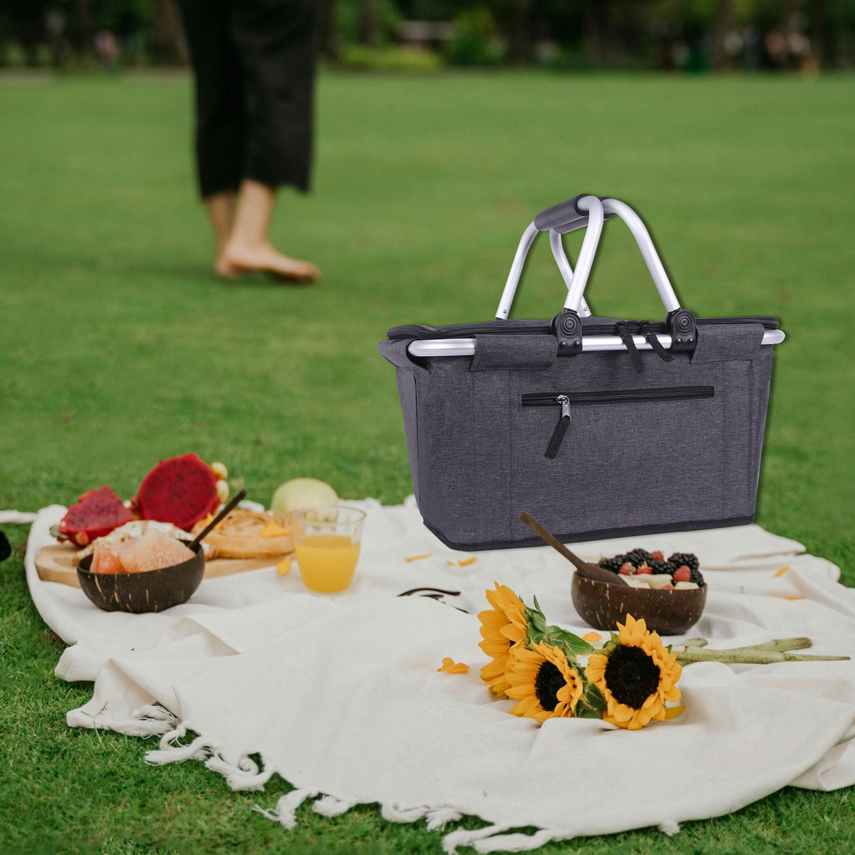 SIYUAN spacious 27L capacity fits blankets snacks and drinks.