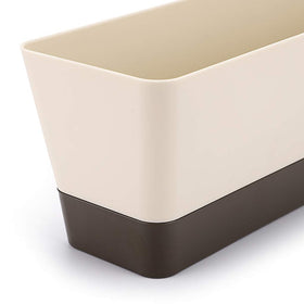 Skelang removable saucer tray catches excess water and helps keep surfaces dry.