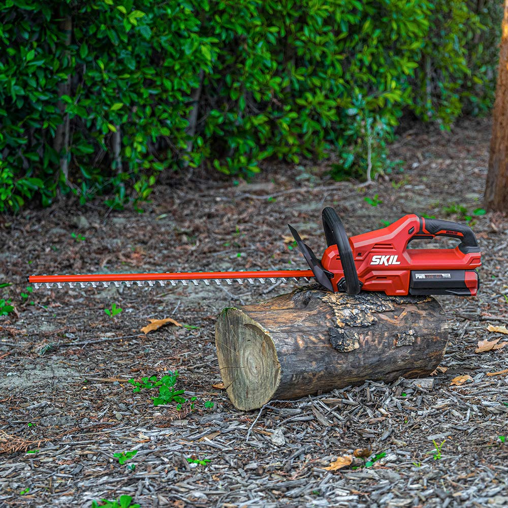HT4221-10 dual-action blades on SKIL hedge trimmer deliver clean cuts.