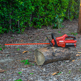 HT4221-10 dual-action blades on SKIL hedge trimmer deliver clean cuts.
