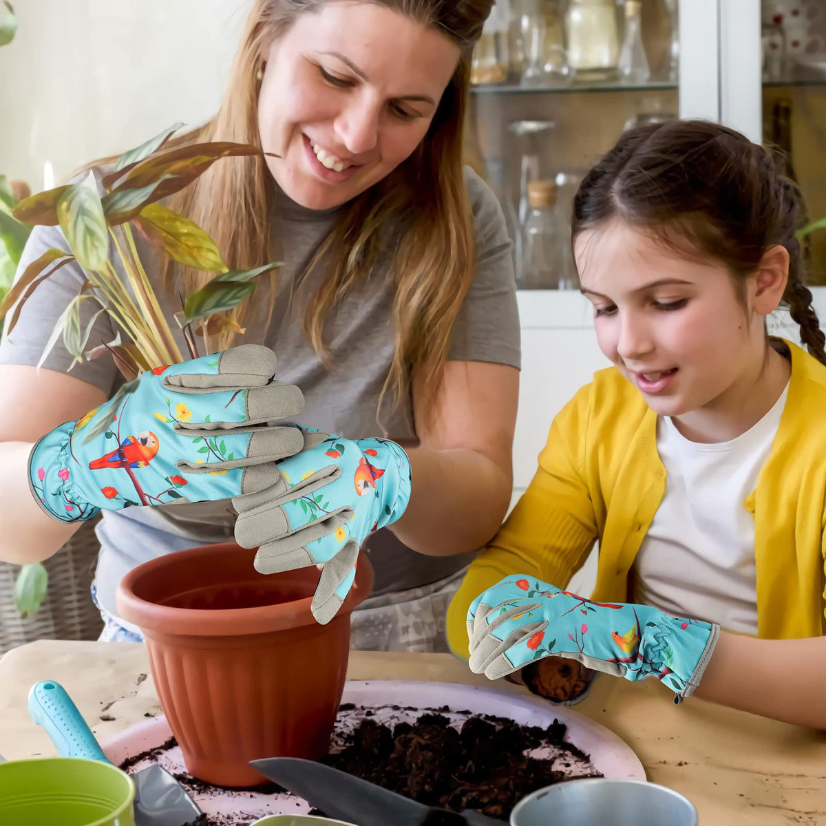 SLARMOR leather gardening gloves are machine washable for easy cleaning after outdoor work.