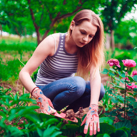 SLARMOR durable microfiber leather offers a reliable grip for weeding and planting
