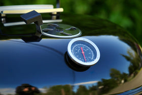 Slow 'N Sear Black Edition 22-inch built-in temperature gauge for easy heat monitoring.