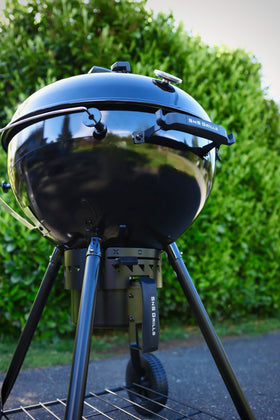 Slow 'N Sear Black Edition 22-inch EasySpin hinged grate provides quick coal access.