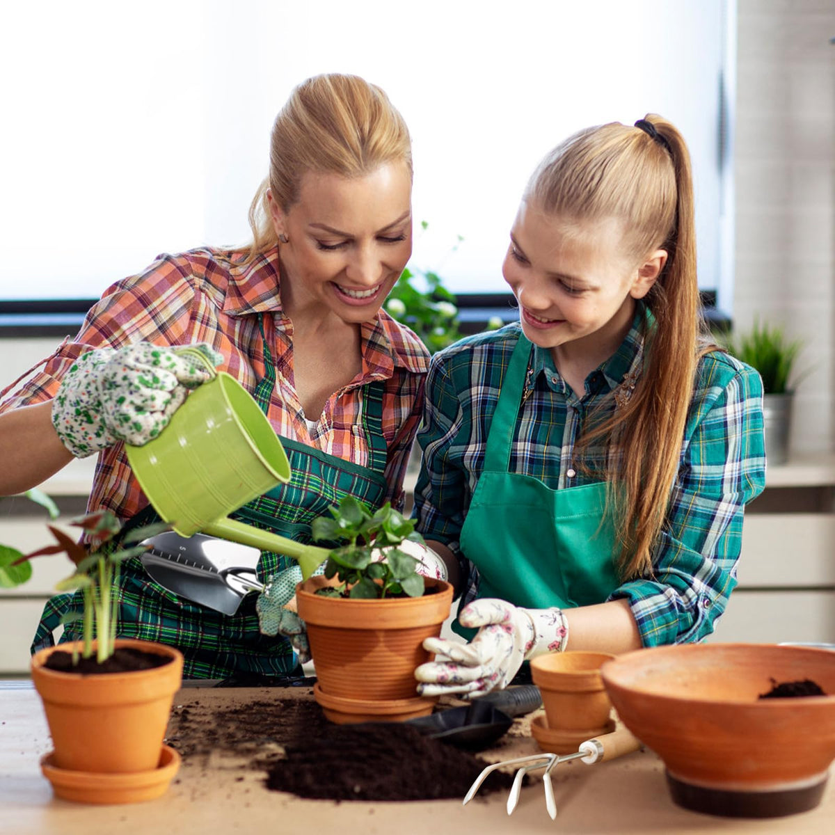 SmartTail gift-ready garden kit perfect for plant lovers.