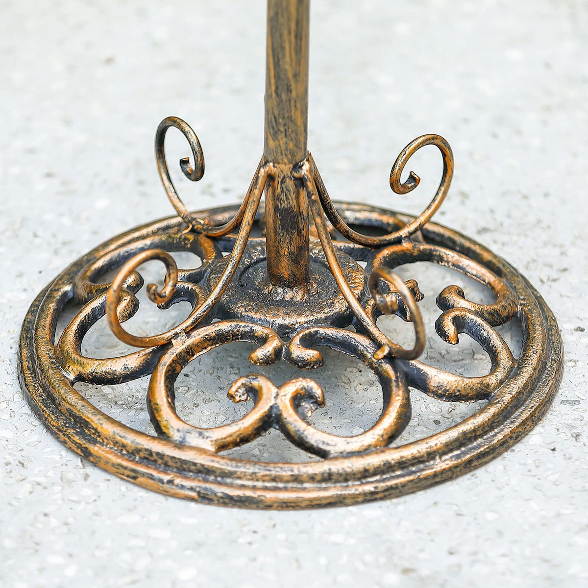 SMQLJXC Diam bird bath creates a small habitat for visiting birds.