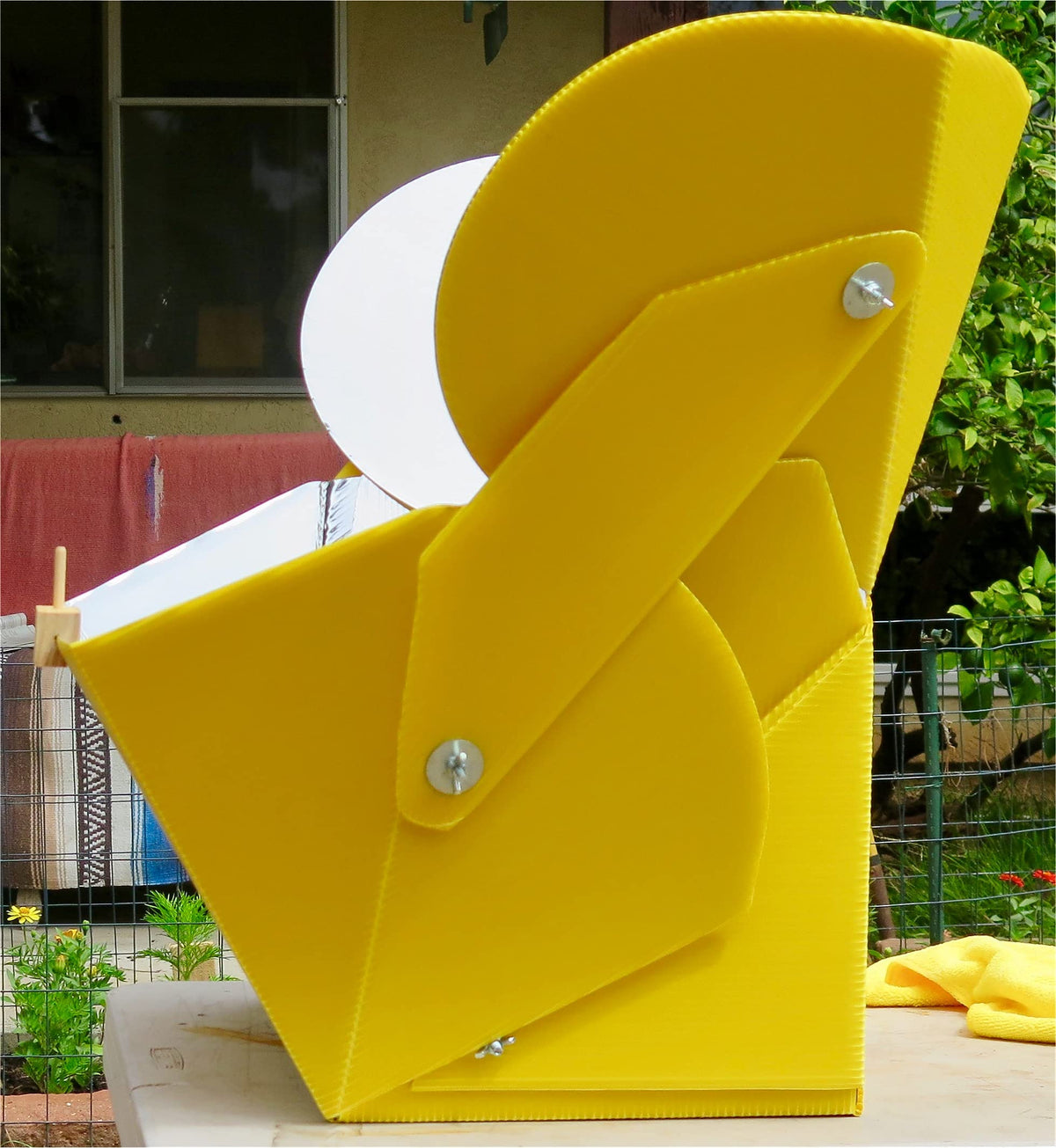 SolCook solar cooker dehydrates fruit and vegetables efficiently.