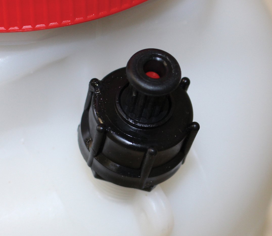 SOLO 456 sprayer features chemical resistant seals for durability