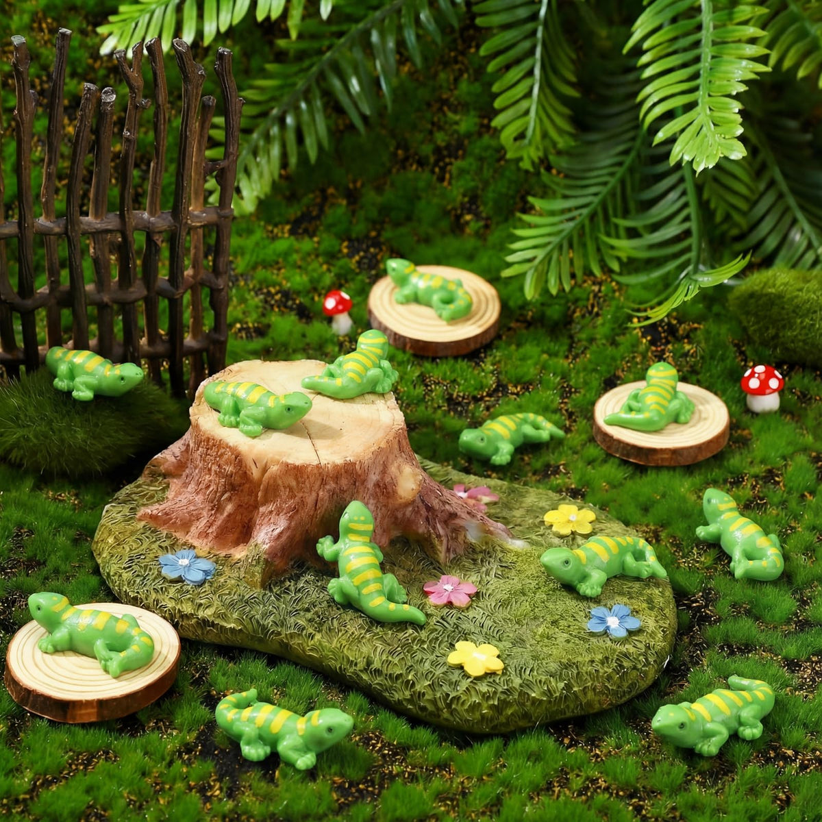 Soulchen small gecko figurine ideal for dioramas and living room decor.