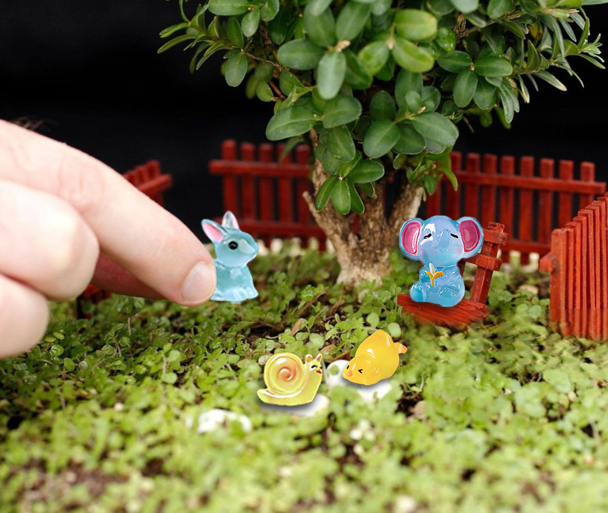 SparkleFab 200-piece set sparks imagination in children’s displays.