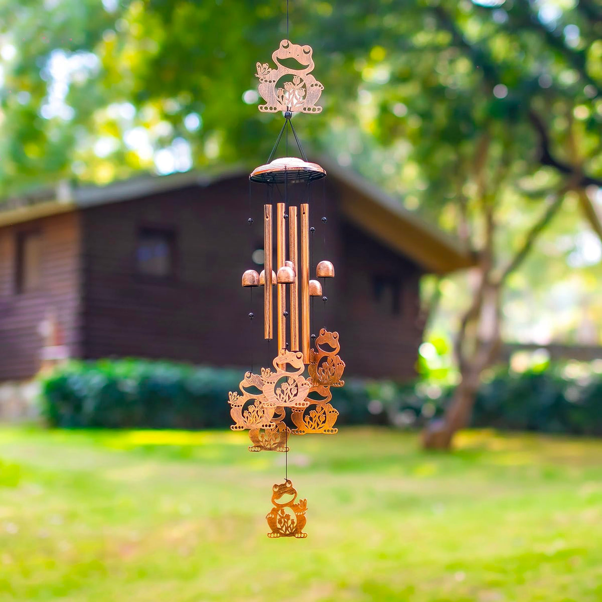 SRDJXY large frog centerpiece and ornate top enhance the yard as a focal point.