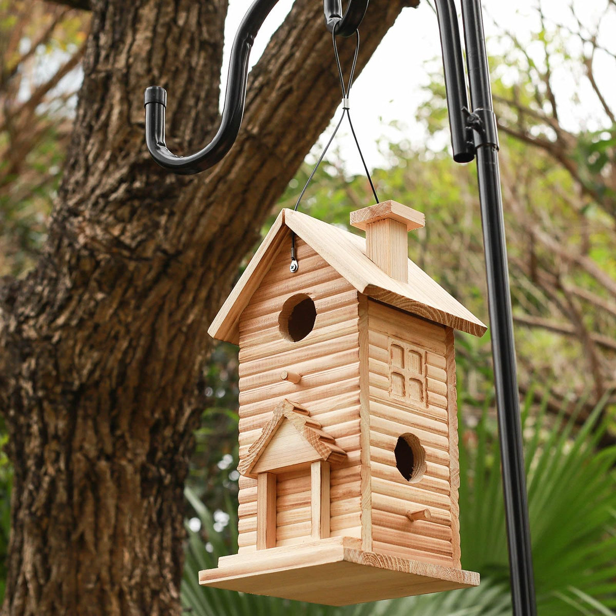 STARSWR bird house bottom design provides stable resting spot for birds.