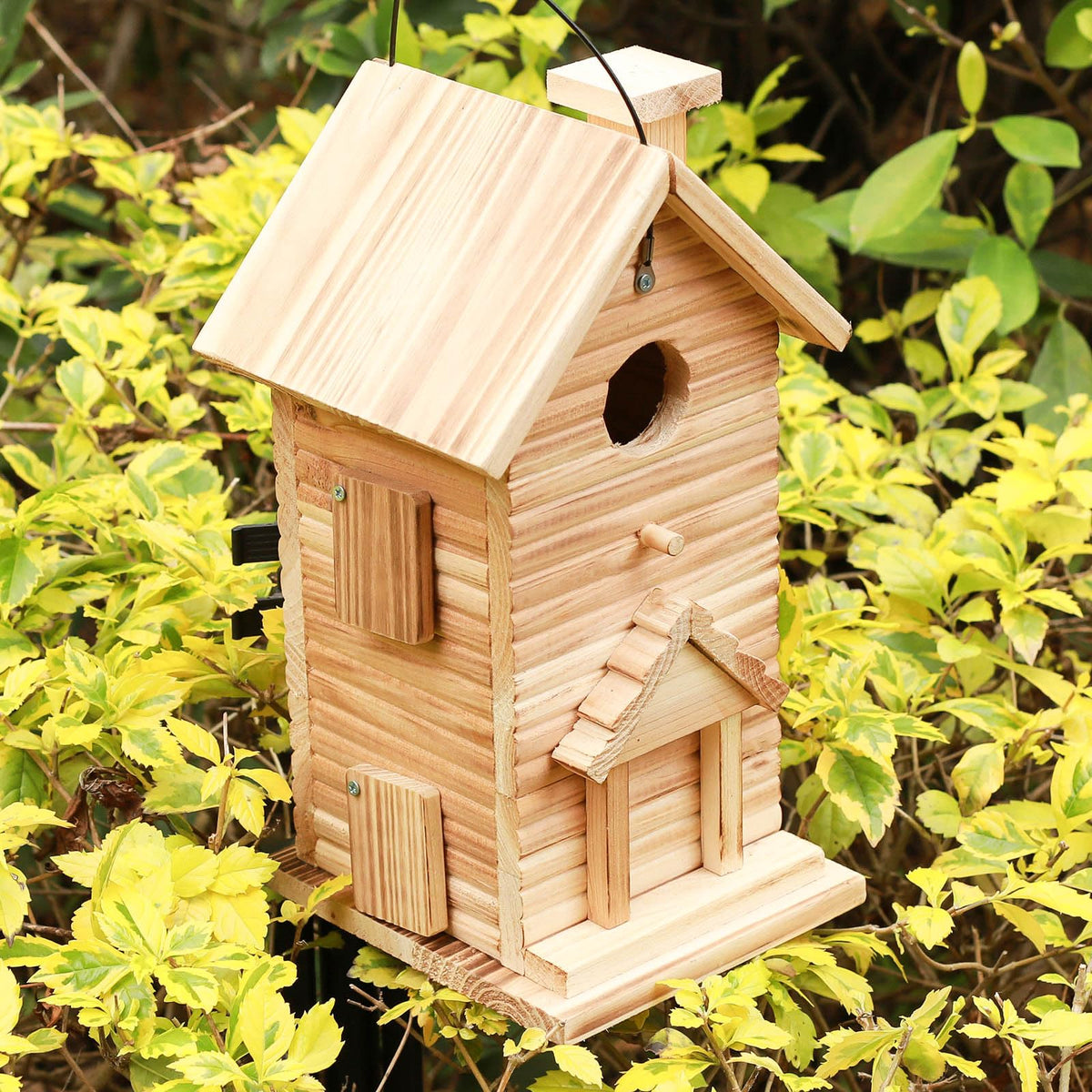 STARSWR garden-friendly bird house blends with outdoors for natural viewing.