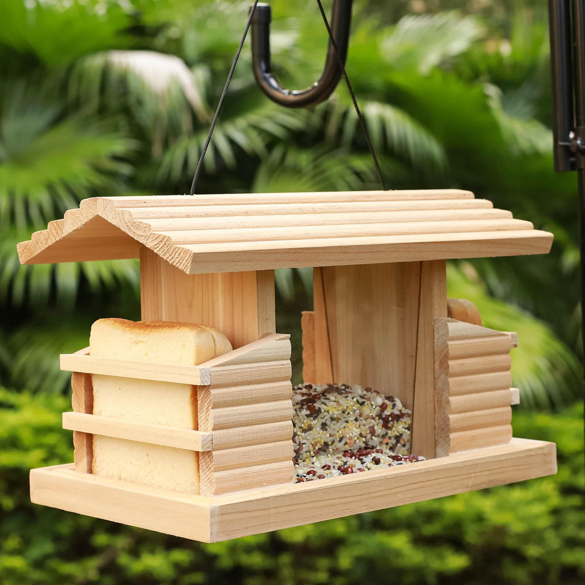 STARSWR dual-suet design encourages longer, casual bird watching sessions