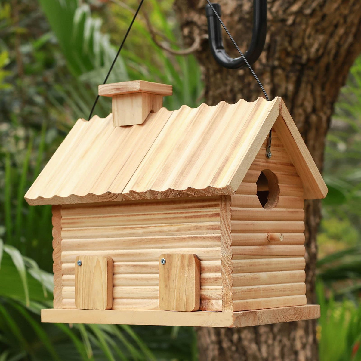 STARSWR durable outdoor birdhouse withstands wind and rain with a sturdy rope.