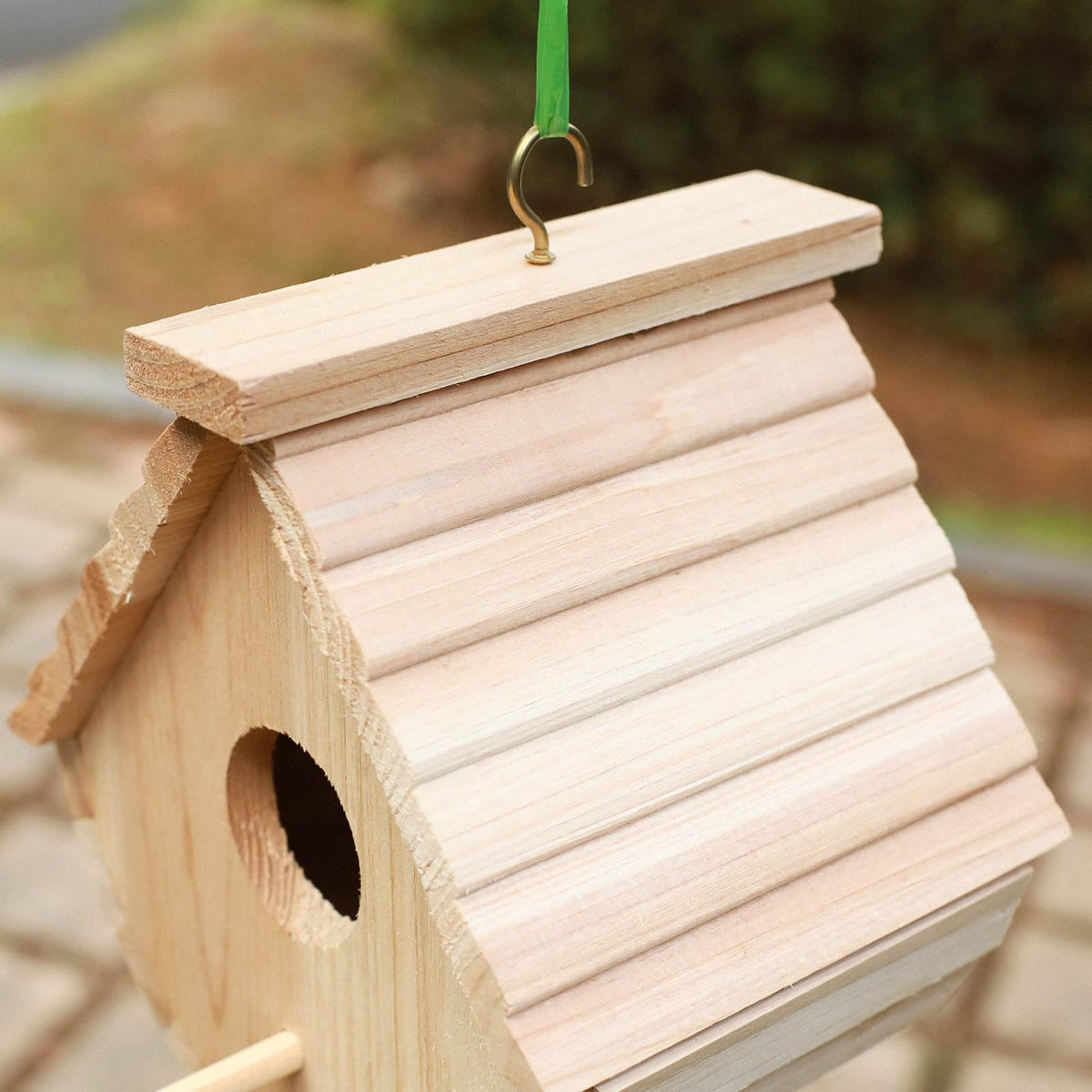 STARSWR durable woodgrain birdhouse blends with natural outdoor décor.