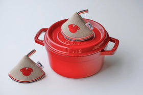 Staub knob mittens lid-lift for controlled handling on hot cookware
