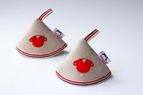 Staub knob mittens move cocottes safely during cooking tasks
