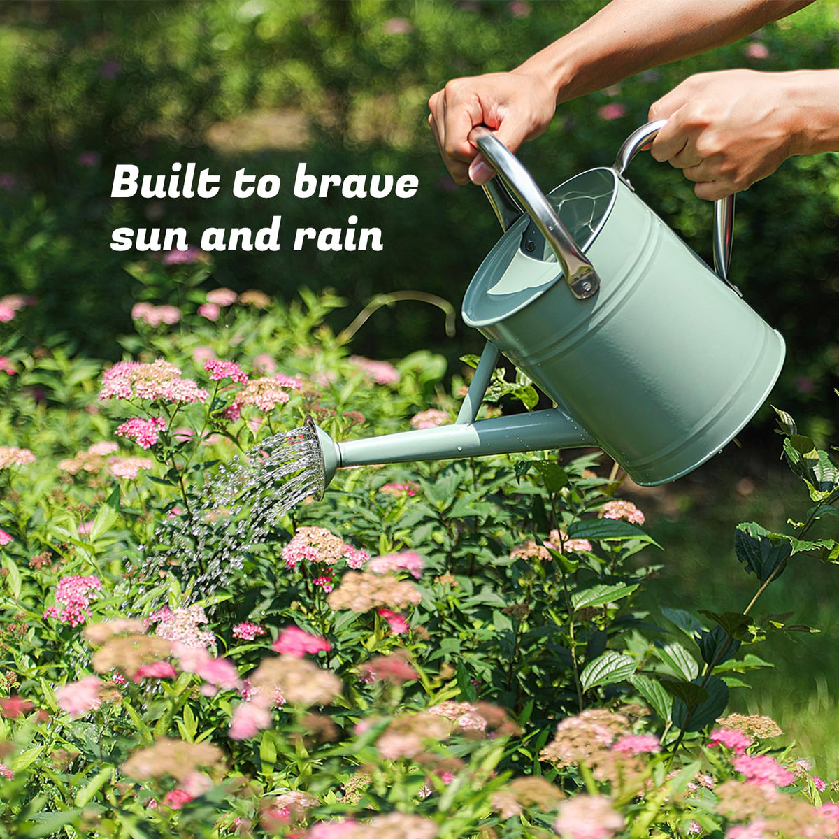 Removable spout on the Stdemarzo watering can allows precise watering.