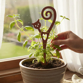 STEELDECO garden accent cat figurine boosts curb appeal on beds.
