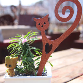 STEELDECO rust-resistant steel cat decor withstands sun and rain.