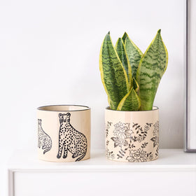 STHIE panther-pattern pot adds modern charm to windowsills and shelves.