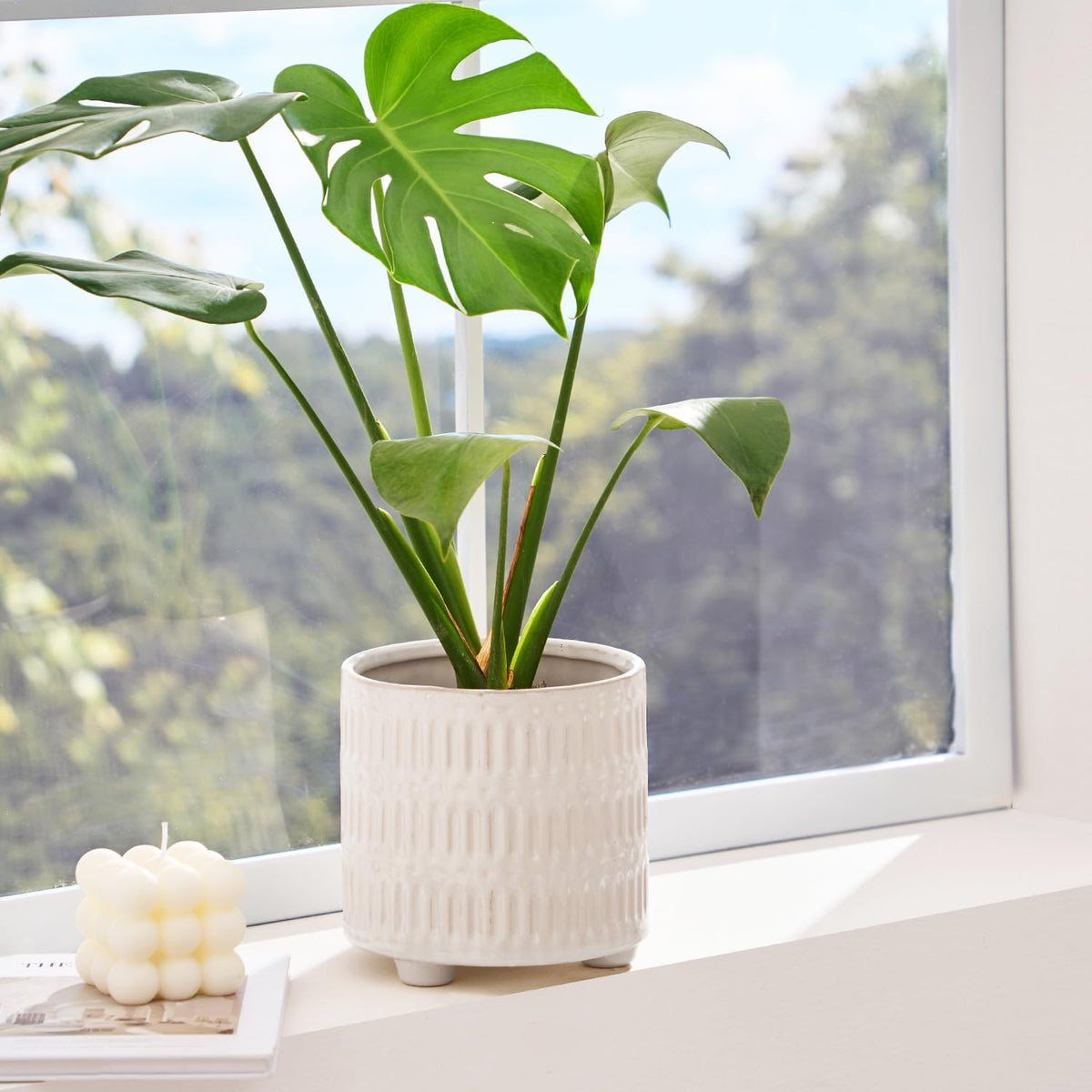 STHIE round plant pot with 3-footed base enhances stability for shelves and desks.
