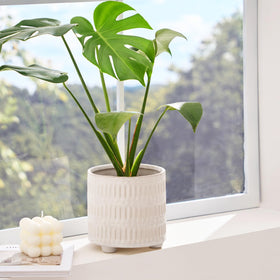 STHIE round plant pot with 3-footed base enhances stability for shelves and desks.