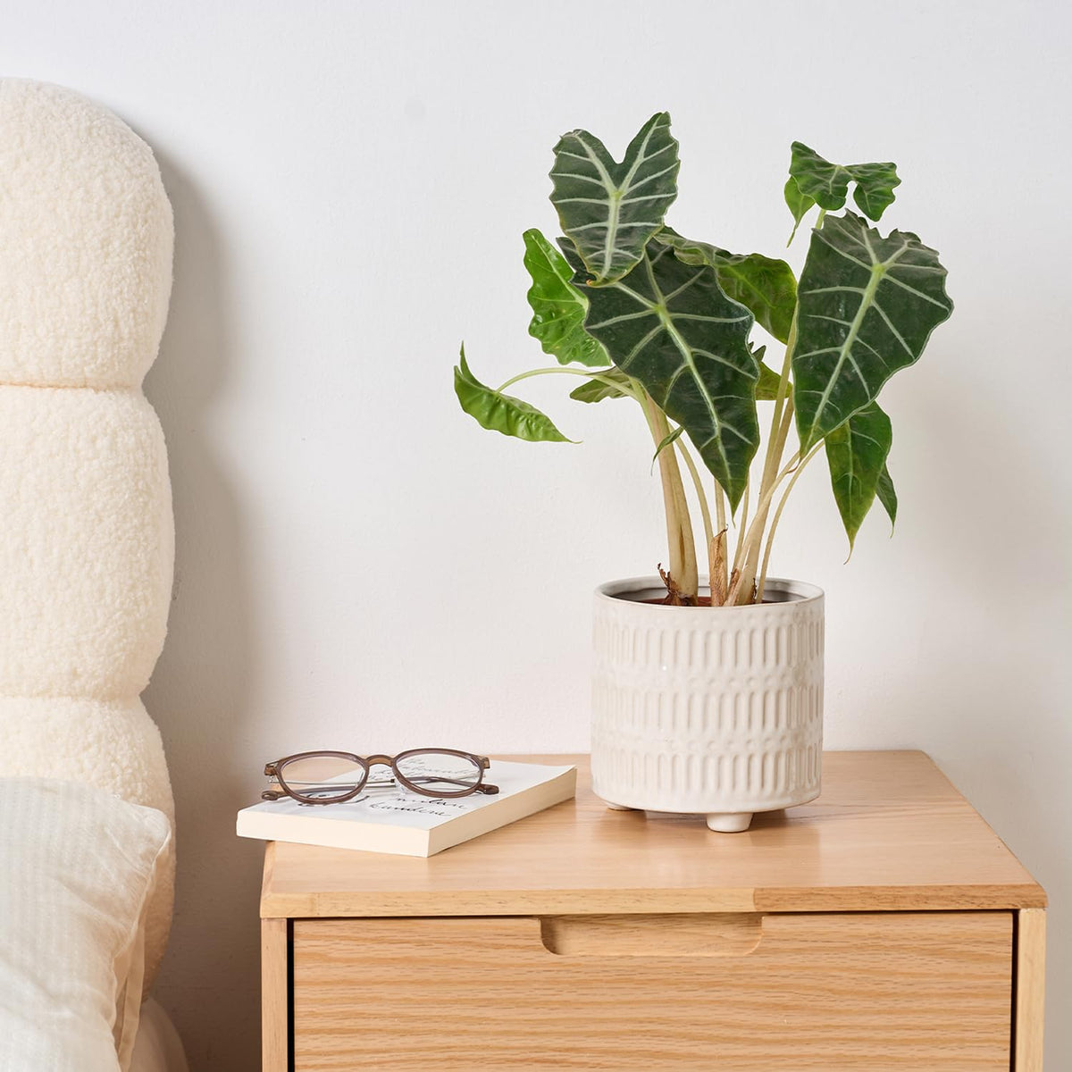 STHIE windowsill plant pot white makes any space feel brighter.