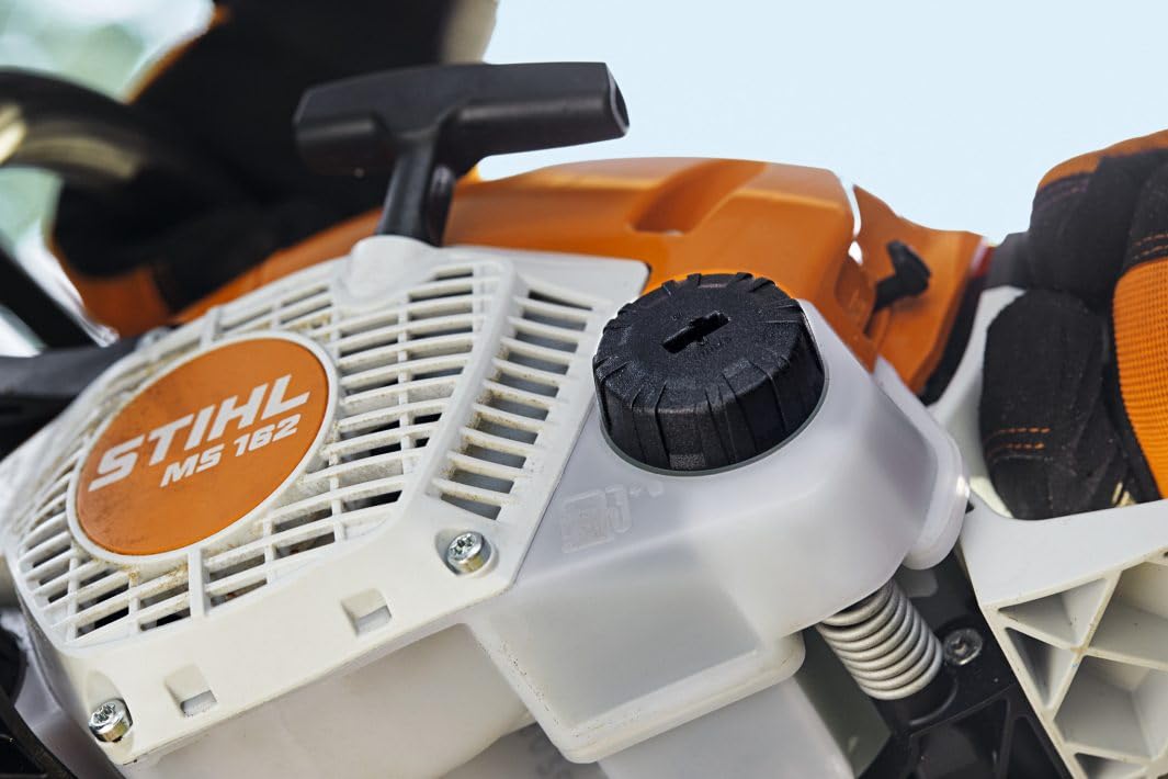 Stihl MS 162 pruning tasks with 30 cm bar.