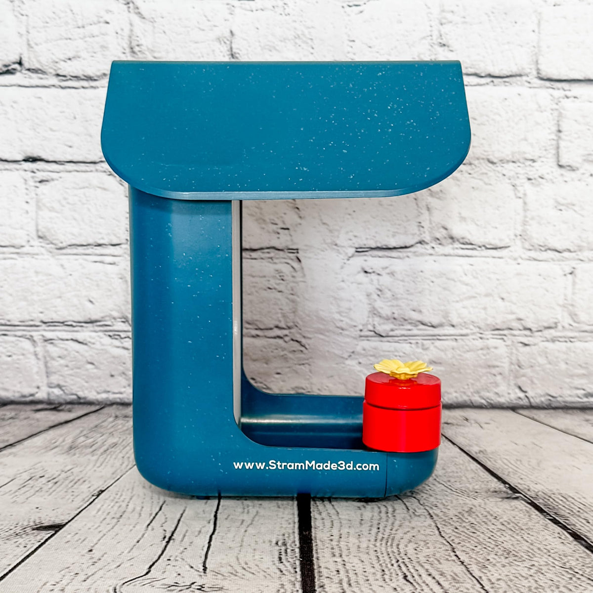 Tool-free, quick setup of StramMade cup holder for Bird Buddy in red