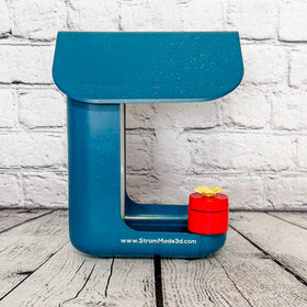Tool-free, quick setup of StramMade cup holder for Bird Buddy in red