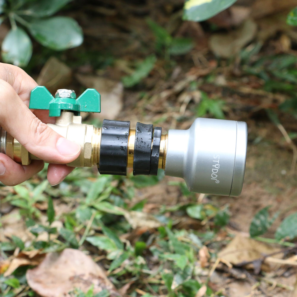 STYDDI rubber grip quick connect offers comfortable handling during setup.