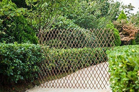 Sumery expandable willow fence pack with four panels for easy setup