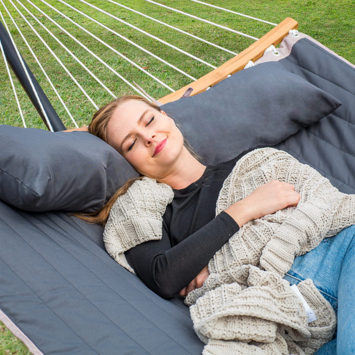 SUNCREAT heavy-duty hammock supports up to 450 lbs for relaxed backyard gatherings.